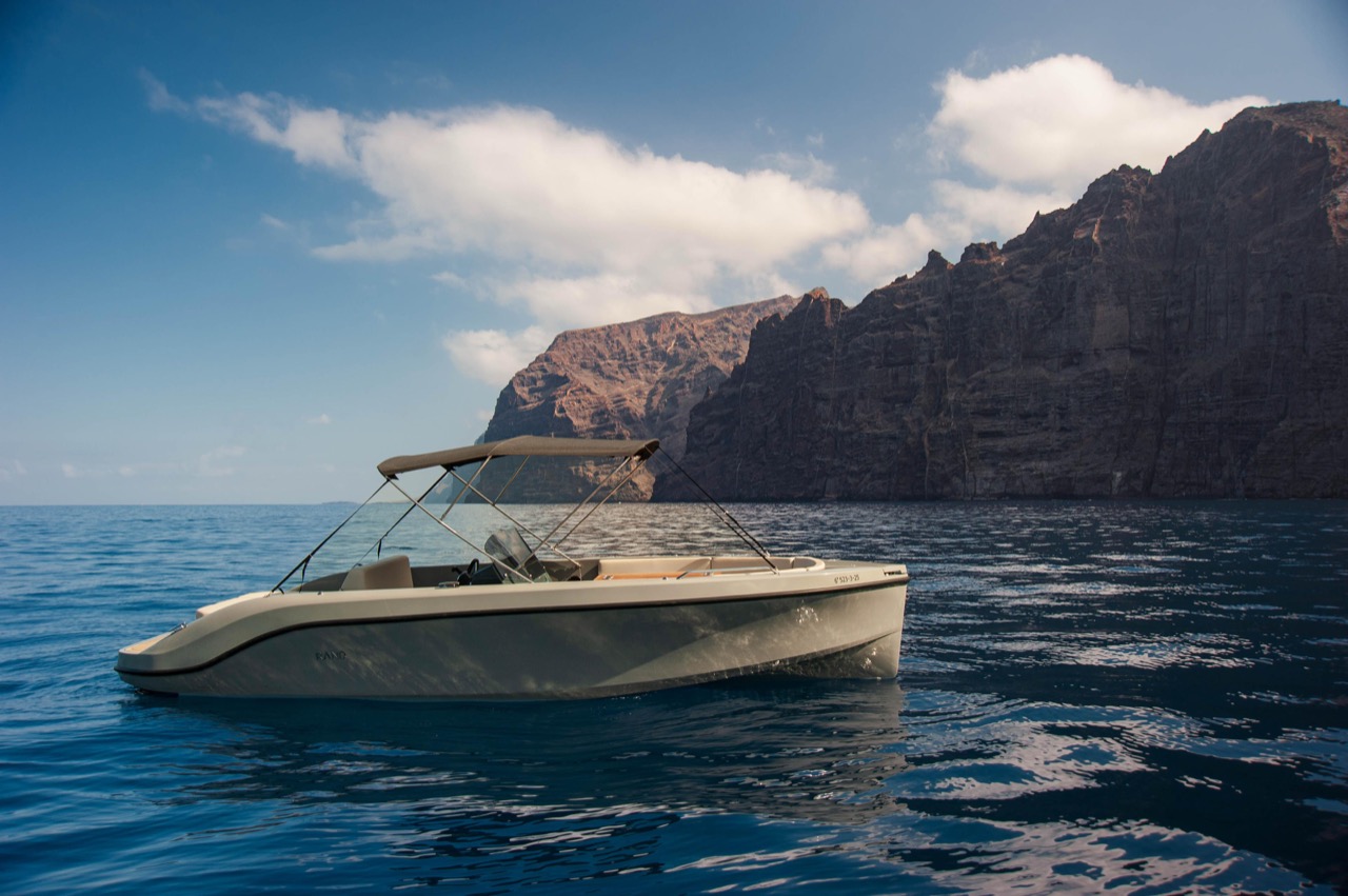 Bateau Charter d'AD Boat Rental naviguant devant les falaises de Los Gigantes