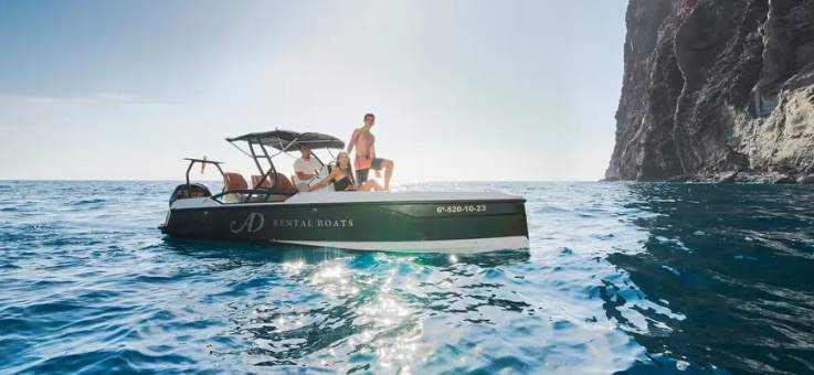 Saxdor 200 Sport d'AD Boat Rental avec des clients à bord