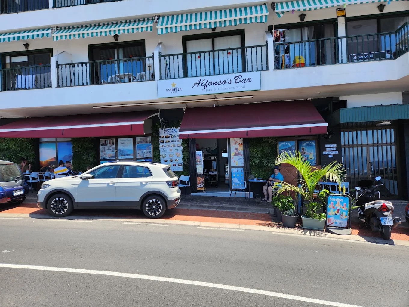 Façade et terrasse d’Alfonso’s Bar