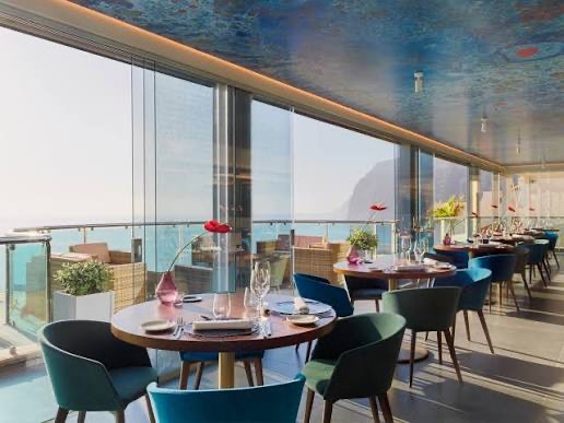 Salle du restaurant AQUA avec vue sur la mer