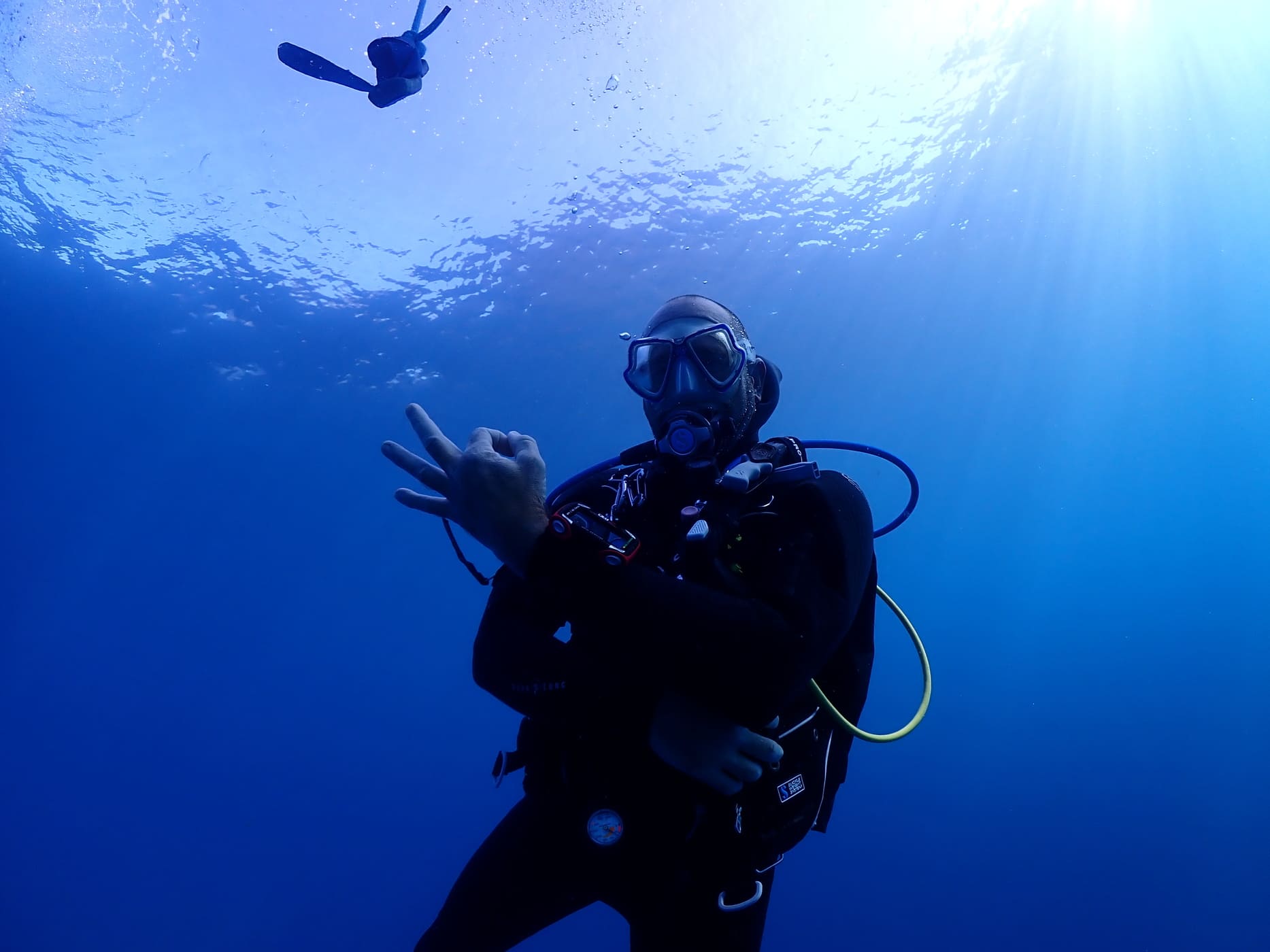 Buceador de Diving Angel Tenerife durante una inmersión en Los Gigantes