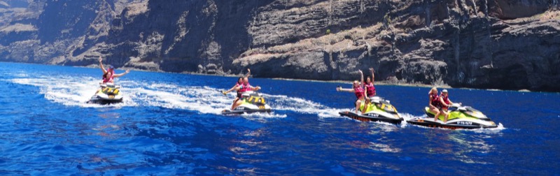 Jetskis von Los Gigantes Blue vor den Klippen