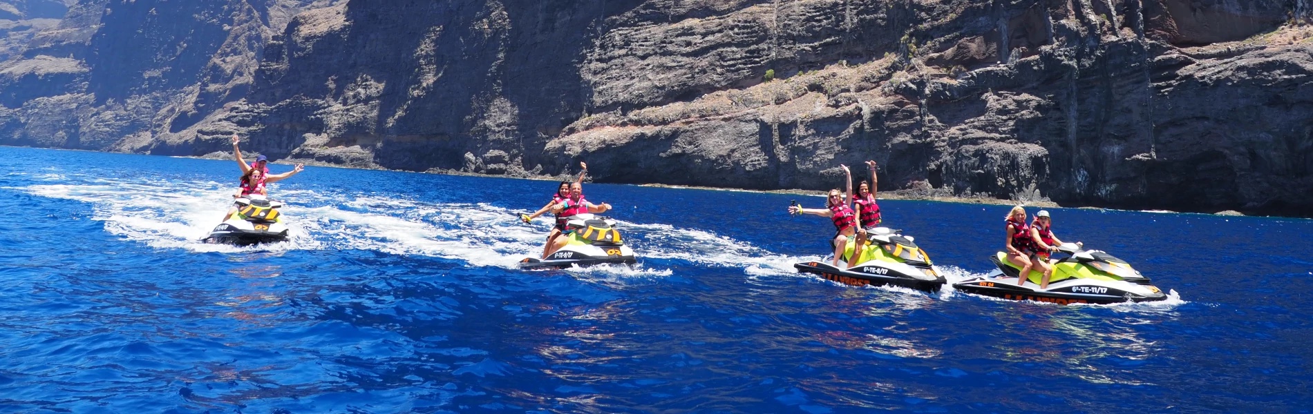 Safari en moto de agua de Los Gigantes Blue frente a los acantilados