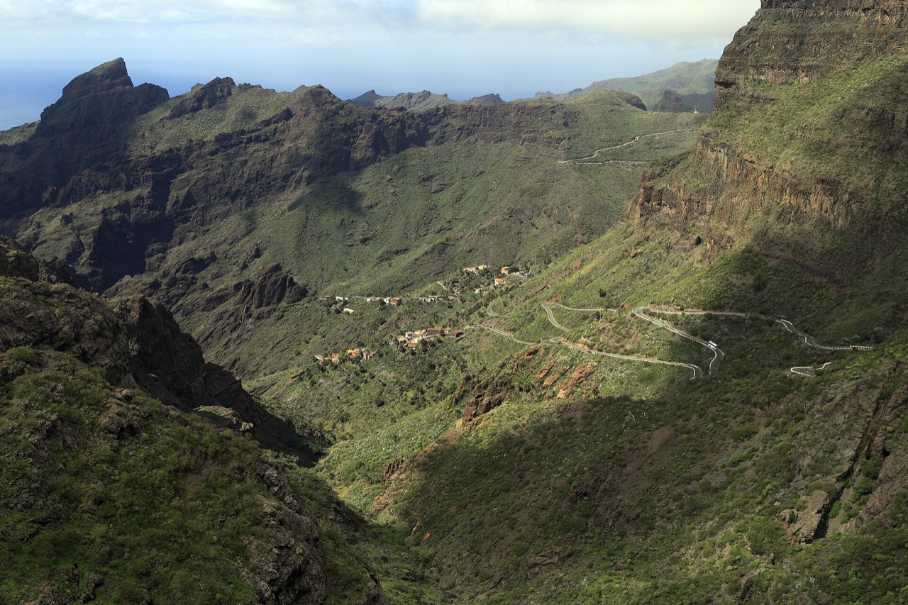 Vista aérea del caserío de Masca y la carretera TF-436 desde el Mirador de Cherfe