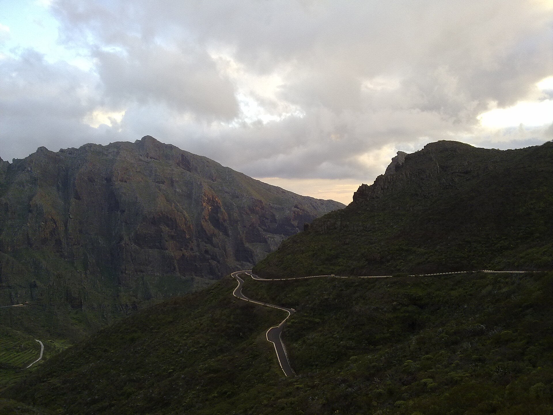Carretera TF-436 de acceso a Masca