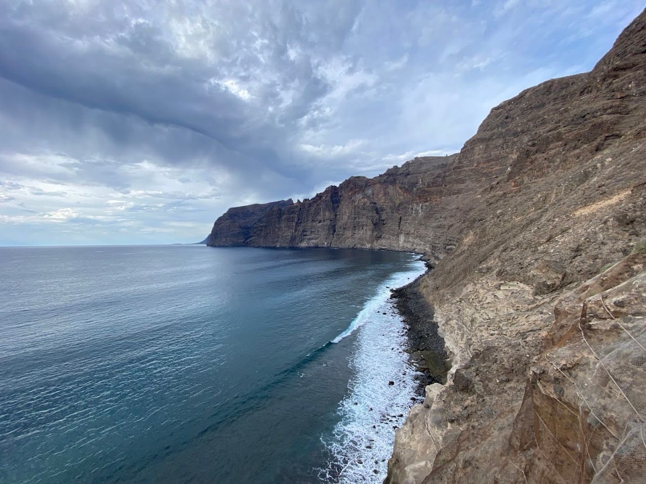 Vista de los Acantilados de Los Gigantes desde la costa cerca del Mirador de Los Guíos