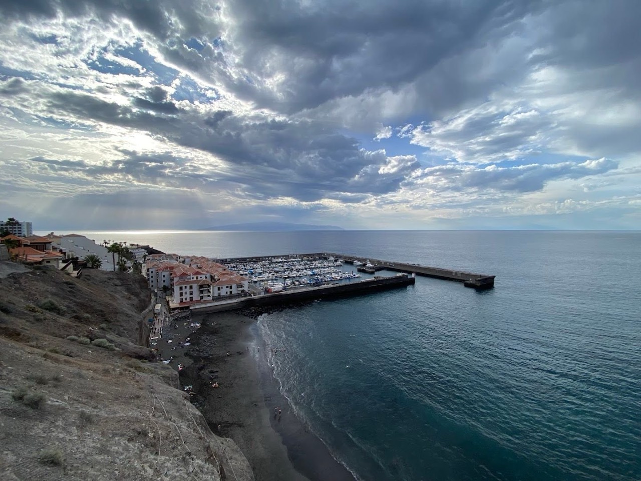 Vista del Puerto Deportivo de Los Gigantes y la playa desde el Mirador de Los Guíos