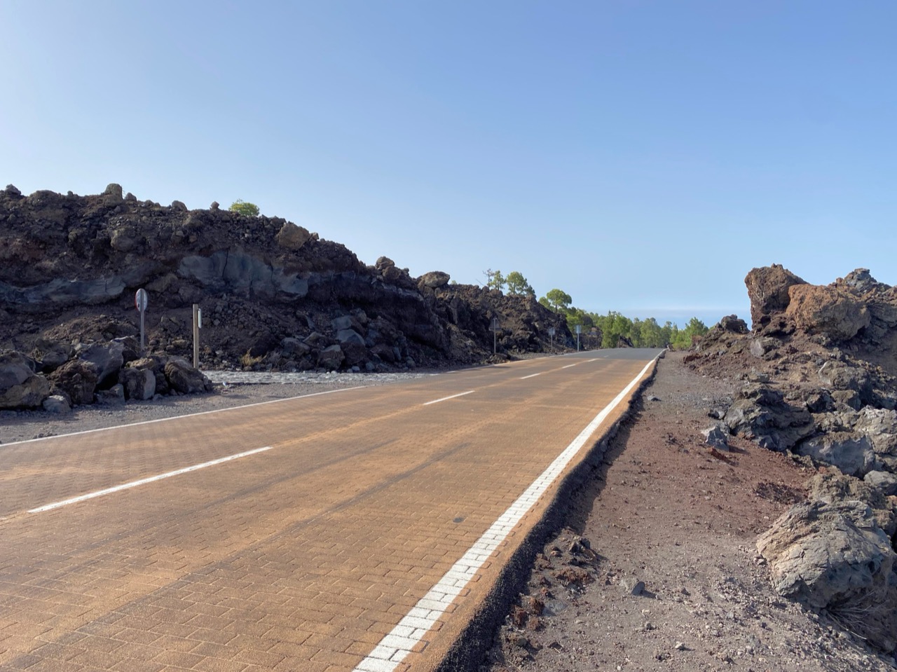 Carretera TF-38 entre coladas de lava, camino del Mirador de los Poleos