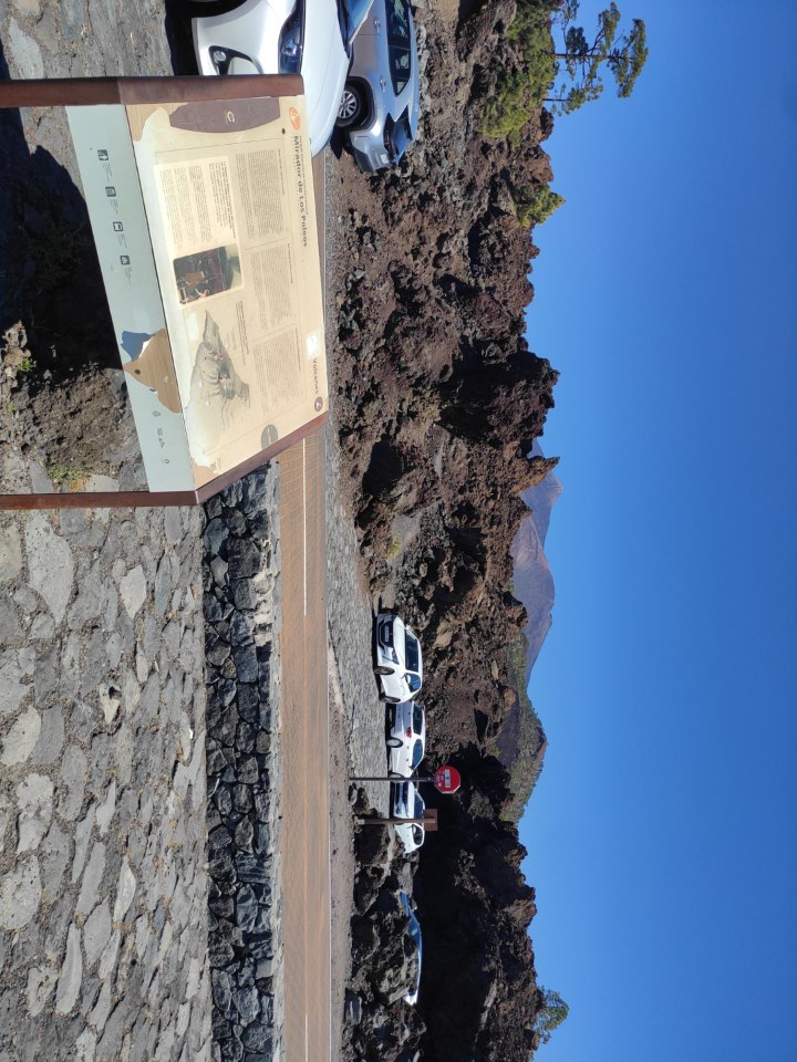 Mirador de los Poleos junto a la TF-38, con coladas volcánicas, pinar y panel interpretativo