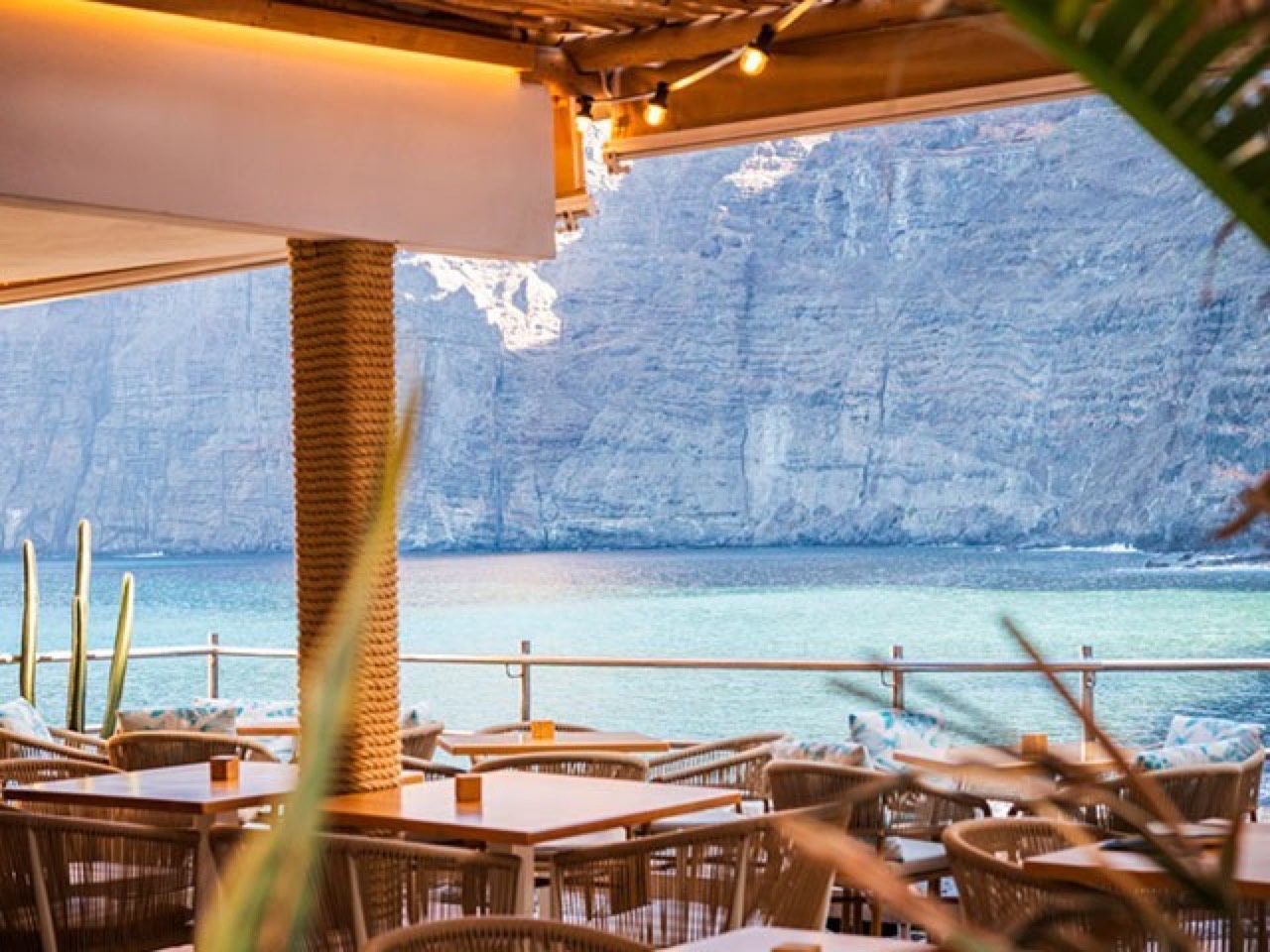 Terraza de Los Gigantes Beach Club frente al mar y a los acantilados