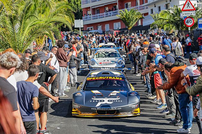 Vehículos de competición durante la Subida a Tamaimo