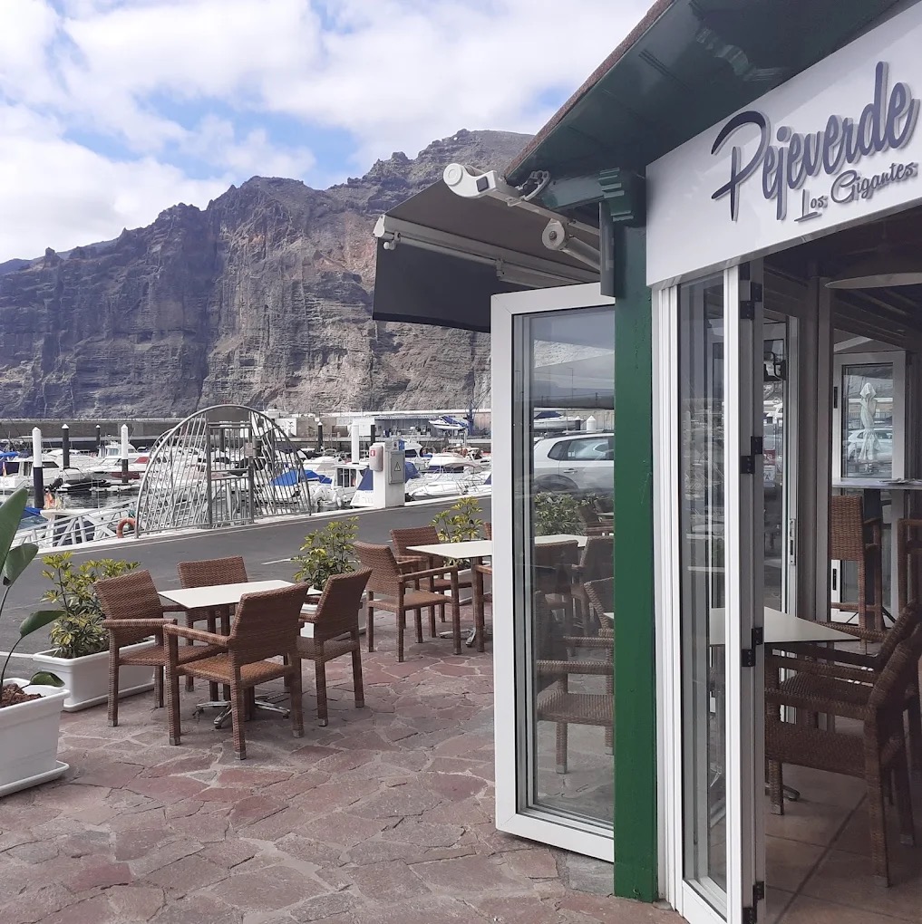 Terrasse de Pejeverde avec vue sur le port et les falaises