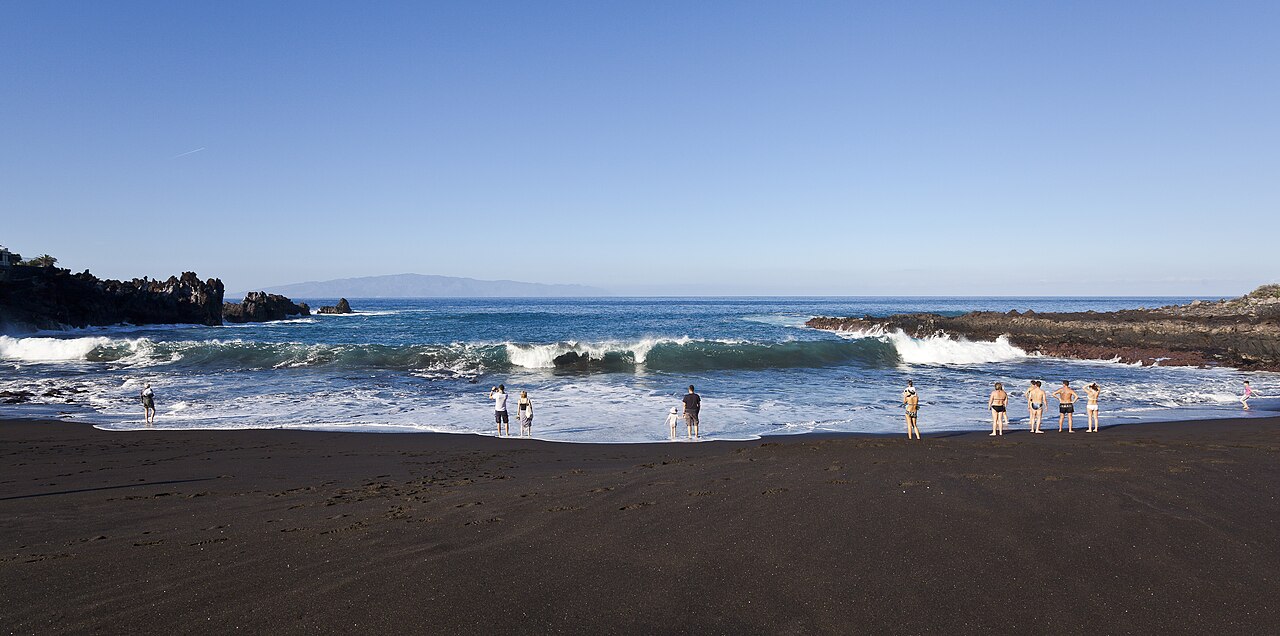 Arena negra y orilla de Playa de la Arena, en Puerto de Santiago, Tenerife