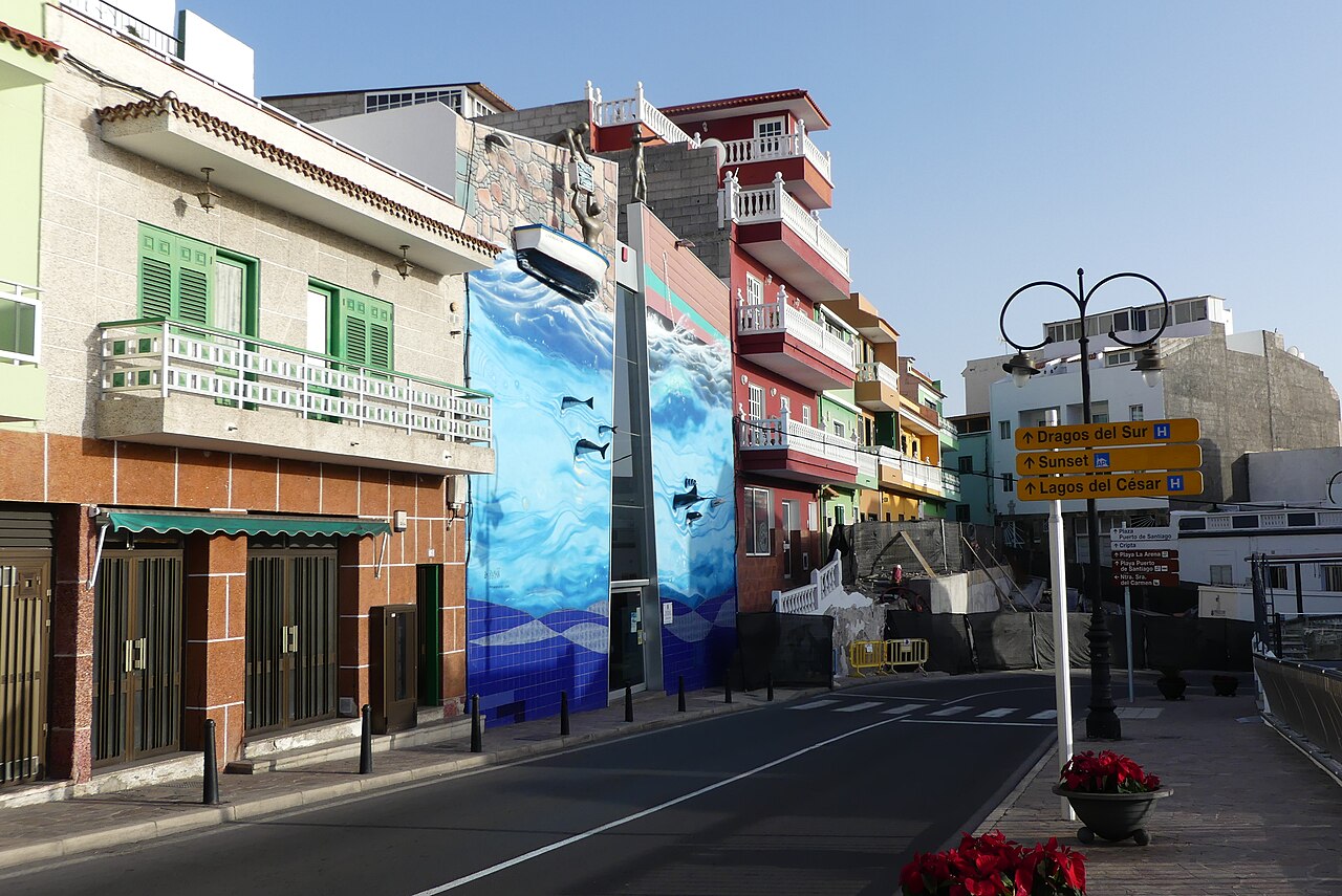 Fachada escultórica del Museo del Pescador en Puerto de Santiago
