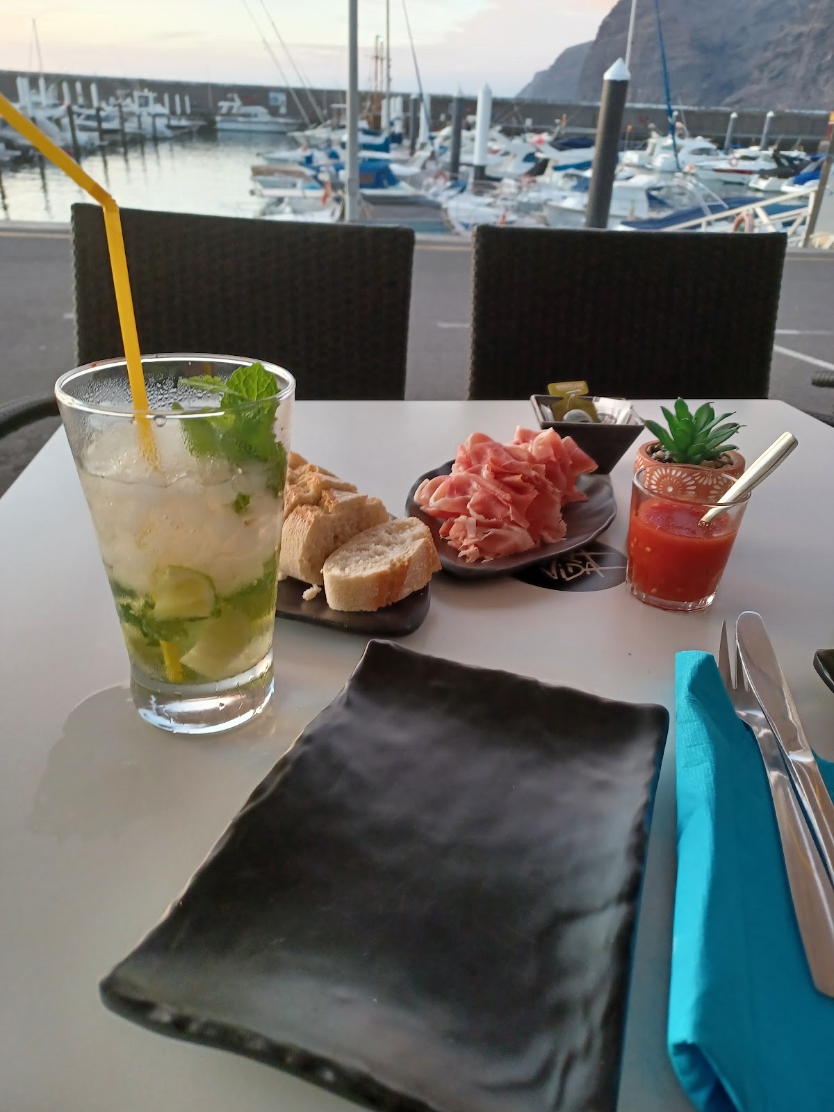 Terraza de Puravida Bar con vistas al puerto y los Acantilados de Los Gigantes, foto 2