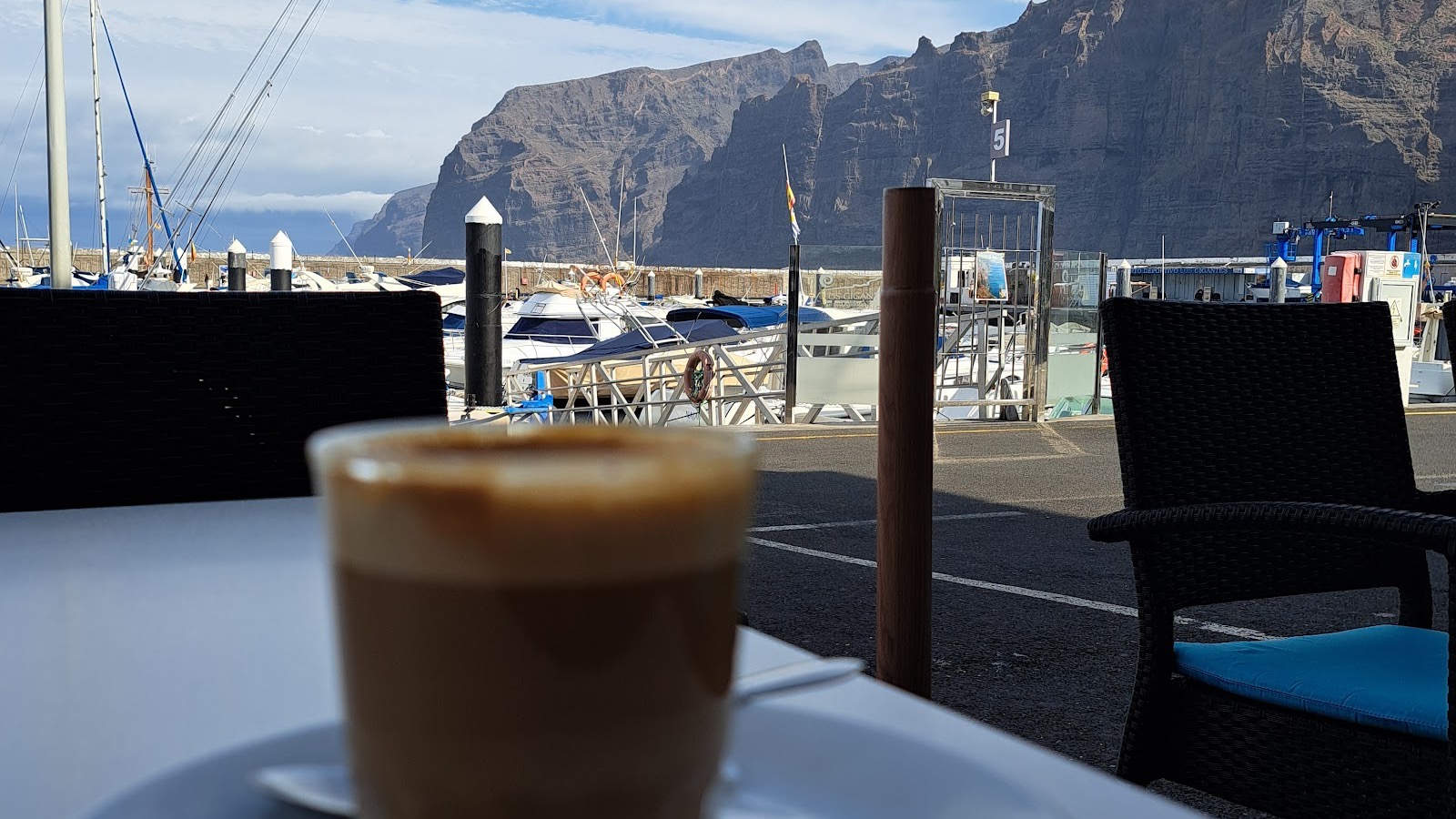 Terraza de Puravida Bar con vistas al puerto y los Acantilados de Los Gigantes