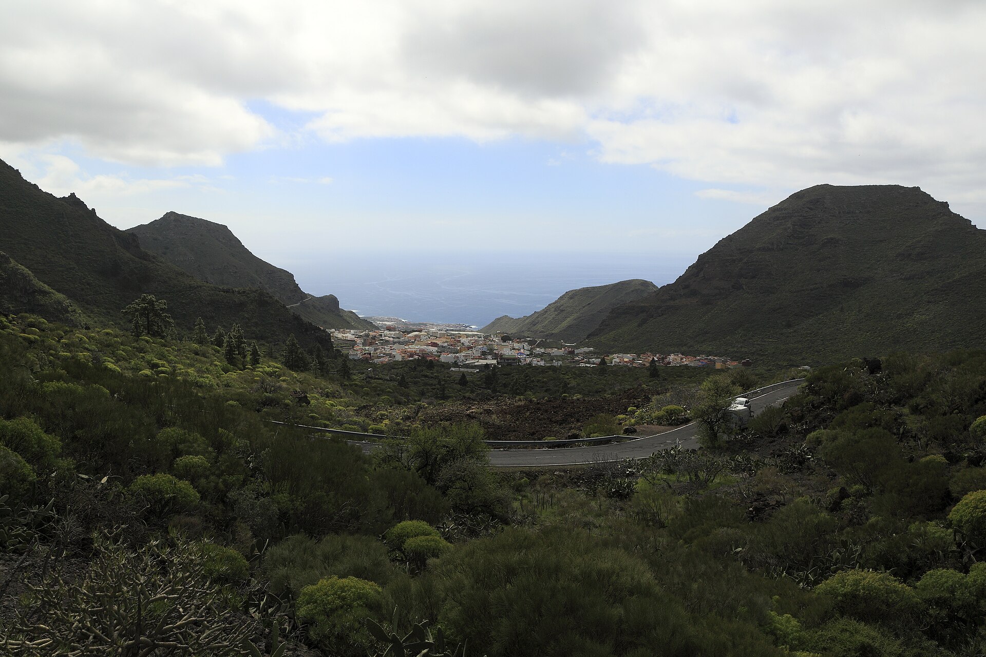 Vista de Tamaimo y del valle por el que desciende el PR-TF 65 hacia la costa