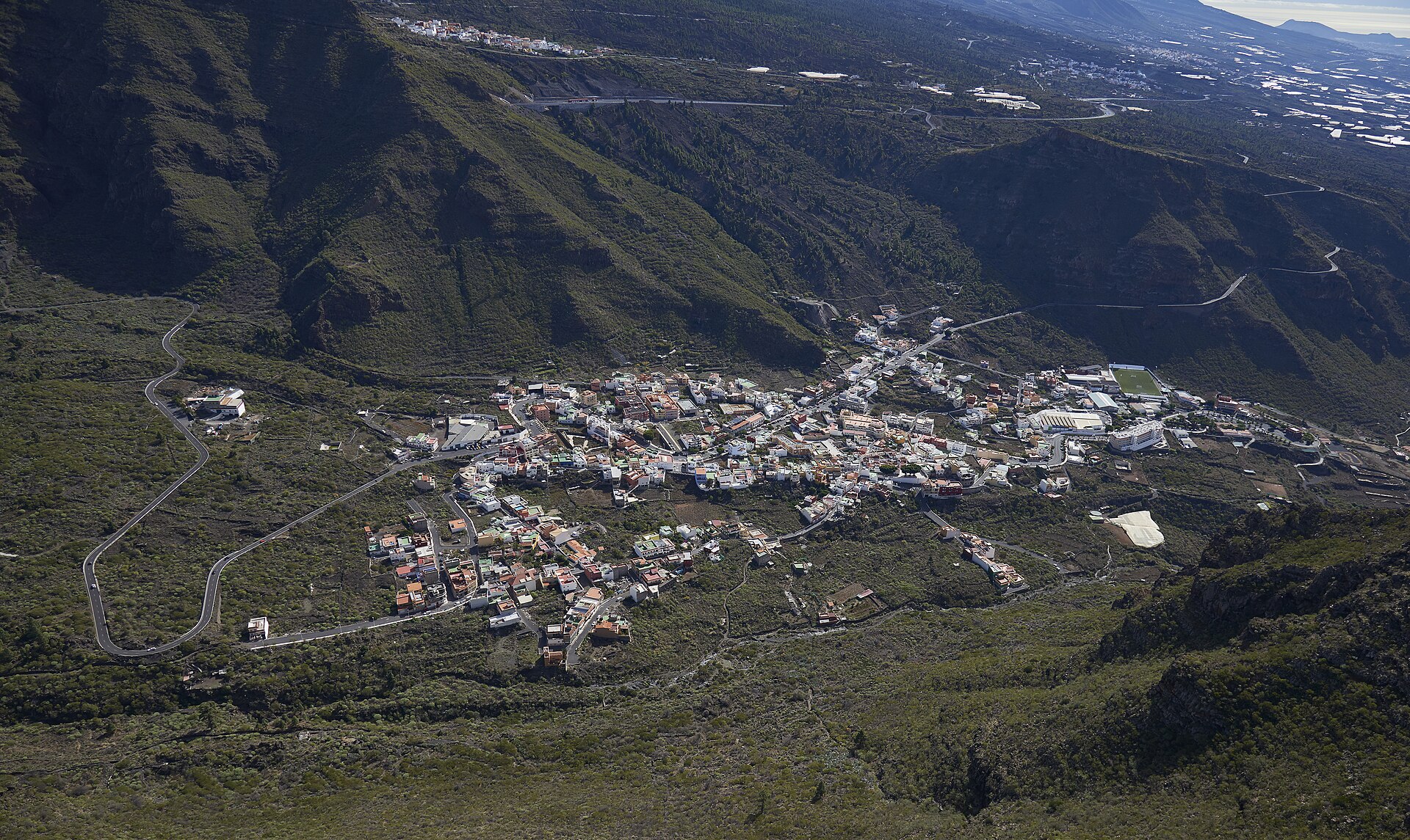 Vista aérea de Tamaimo y las montañas que rodean la ruta de Guama